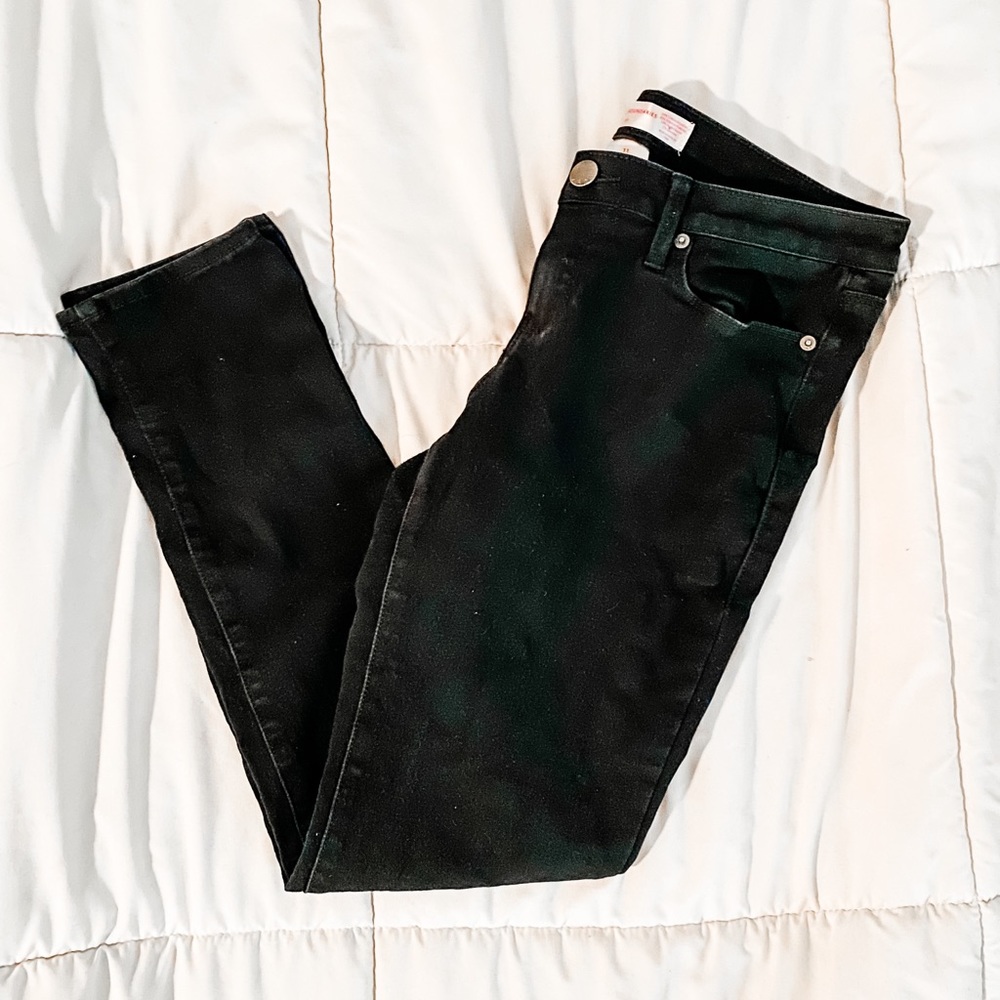 Black Skinny Jean Mid-Rise.